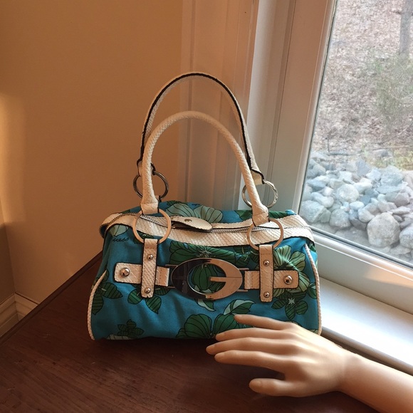 Beautiful GUESS bag Perfect for that tropical trip - Picture 4 of 6